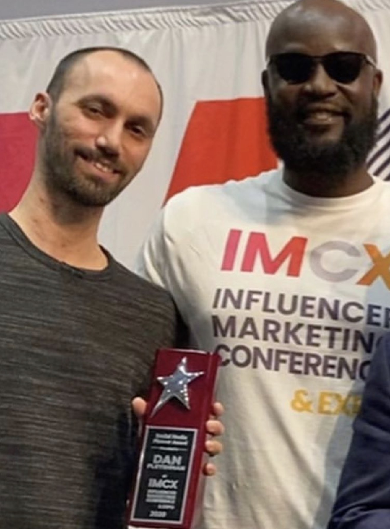 Dan Fleyshman receiving the Social Media Pioneer Award