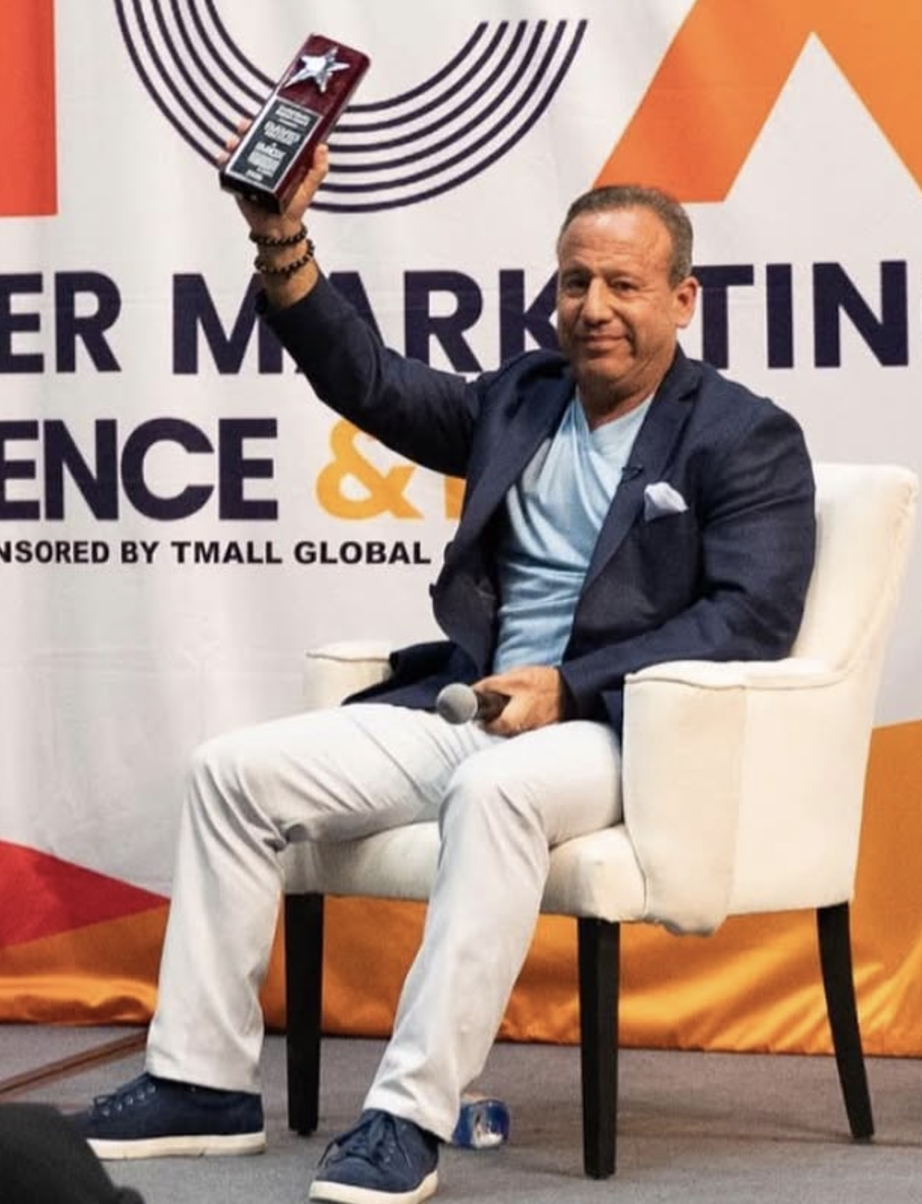 David Meltzer receiving the Social Media Impact Award